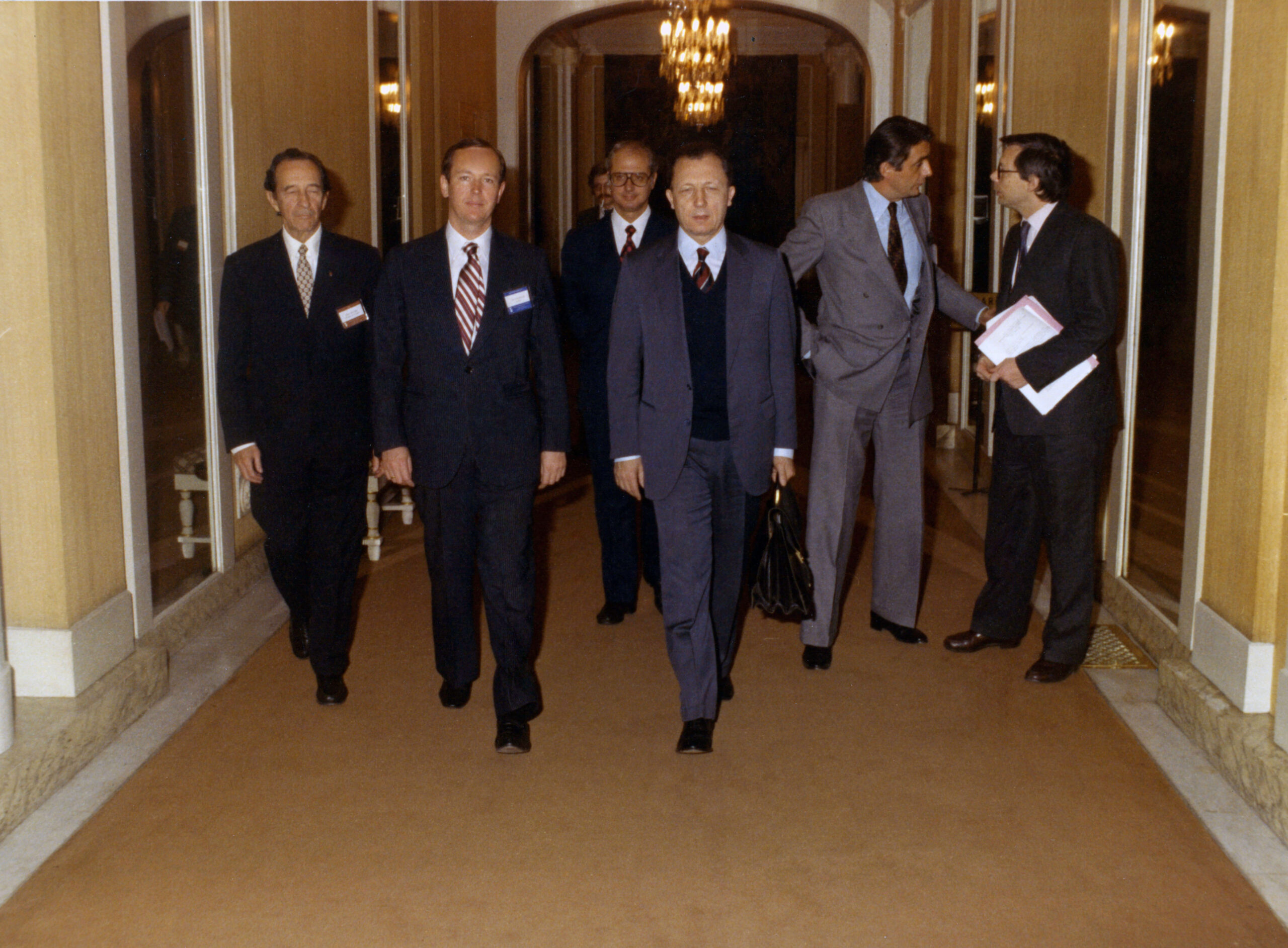 PARIS – 1984 Antonio Ortiz Mena, Presidente del BID Hugo Palacios Mejía, Gerente del Banco de la República Jacques Delors, Ministro de Economía, antes de ser Presidente de la Comisión Europea.