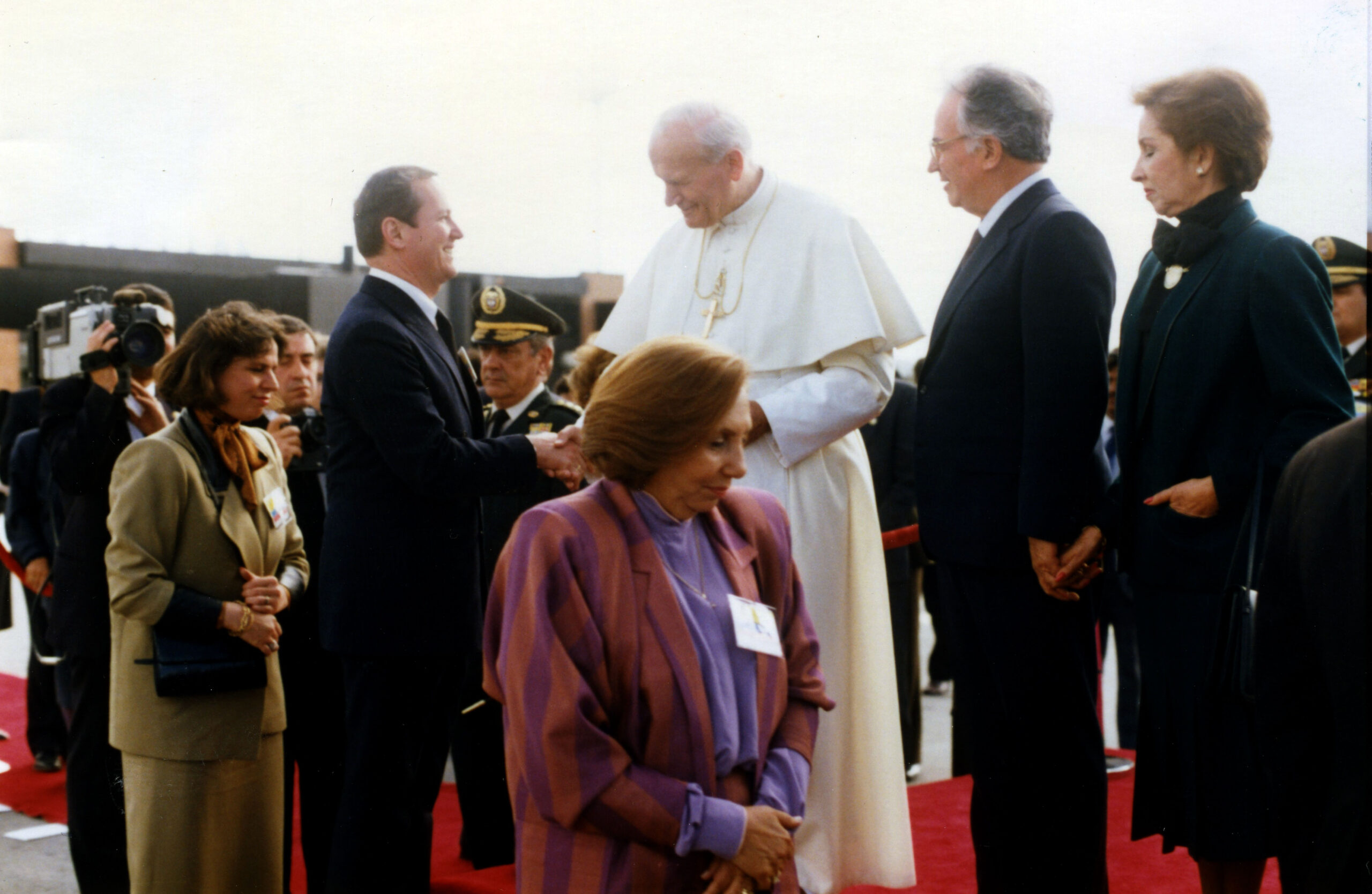 Visita de S. S Juan Pablo II año 1986 María Mercedes lleras Hugo Palacios S.S. Juan Pablo II Belisario Betancur Rosa Elena de Betancur